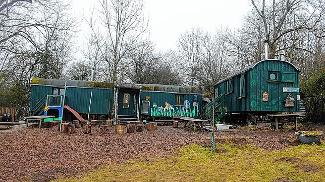 Der Kindergarten Apfelbäumchen besteht in der Hauptsache aus zwei Bauwagen. Die Kinder halten sich aber weitestgehend im Freien auf ...
