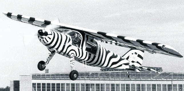 Eine historische Aufnahme der Do 27 in Zebra-Lackierung mit der Kennung D-ENTE.