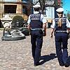 Zwei Polizeibeamte unterwegs vor dem Donaueschinger Rathaus. Der Großteil der Leute halte sich an die Corona-Verordnungen, heißt es von ...