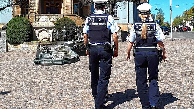 Zwei Polizeibeamte unterwegs vor dem Donaueschinger Rathaus. Der Großteil der Leute halte sich an die Corona-Verordnungen, heißt es von ...