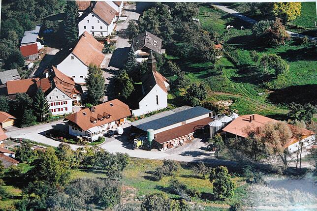 In der Reihe Gedächtnis der Region blickt Familie Kaiser zurück in die 80er Jahre. Damals musste sie zwischen Milchviehhaltung und ...