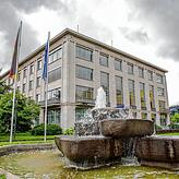 In der Nähe des Rathauses in Singen soll sich im April 2020 eine Folterattacke zugetragen haben.