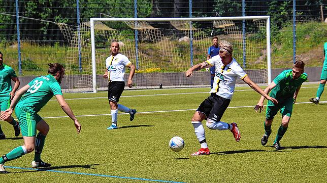 Der Schönwälder Luca Schmid (am Ball) versucht, sich gegen Manuel Martin und Johannes Scherer (rechts) durchzusetzen. Schönwald tat sich ...