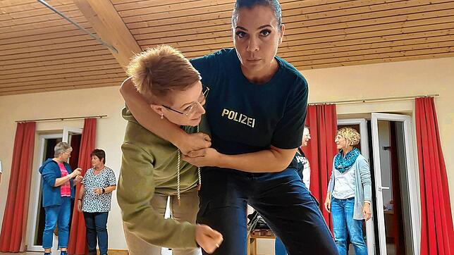 Polizistin Melike Gündemir nimmt Sabine Bosch aus Denkingen in den Schwitzkasten. Sich aus dieser Lage zu befreien, ist schwierig.