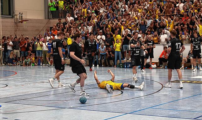 Bild 34: HSG Konstanz feiert den Aufstieg in die 2. Handball-Bundesliga. Bilder vom Spiel gegen Hildesheim