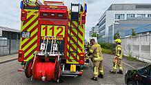 Einsatz mit dem Stichwort Chemikalien: Die Feuerwehr Konstanz klärt die Lage, nachdem auf dem Gelände der Firma Agrana zwei ...