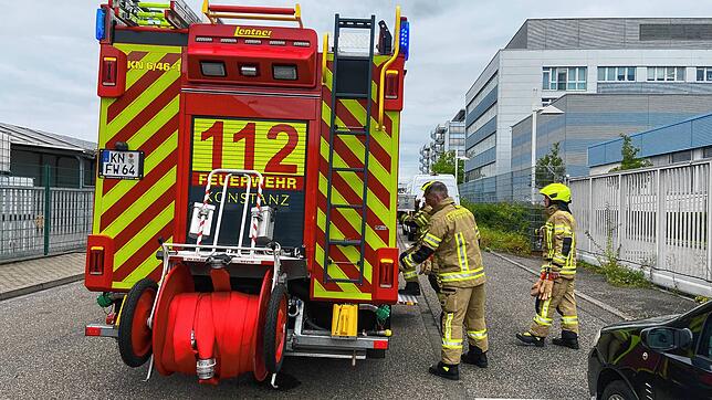 Einsatz mit dem Stichwort Chemikalien: Die Feuerwehr Konstanz klärt die Lage, nachdem auf dem Gelände der Firma Agrana zwei ...