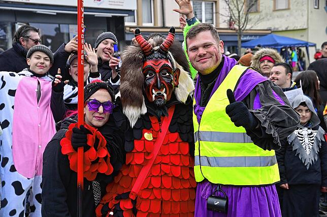 Bild 2: 75 Gruppen beim Fasnachtsumzug in St. Georgen: Wir haben die Bilder