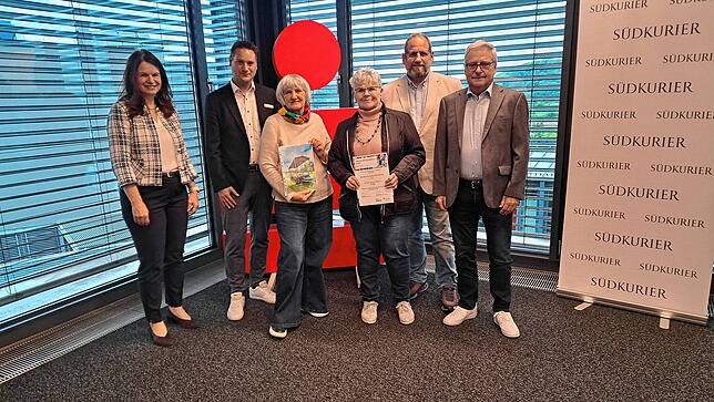 750 Euro: Nachbarschaftshilfe Murg für einen Bauwagen für die Jugend (von links): Silvia Knöpfle, Christian Oeschger, Regionaldirektor ...