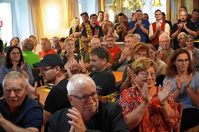 Gut besucht, viel Applaus – und stehende Ovationen: Im Rahmen einer Gemeinderatssitzung in Tengen-Büßlingen im Zentrum des Bürgervereins ...