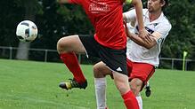 Ball und Gegner abgeschirmt hat in diese Szene Florian Bender (vorn) vom FC Paffenweiler. Der Bonndorfer Florian Schlachter ist in der ...