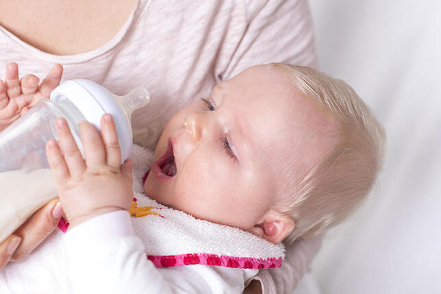 Wer seinem Kind ein Fläschchen gibt, sollte auf die Eiweißqualität und -menge achten. Zu viel Eiweiß fördert Übergewicht bei Kindern. Bild: