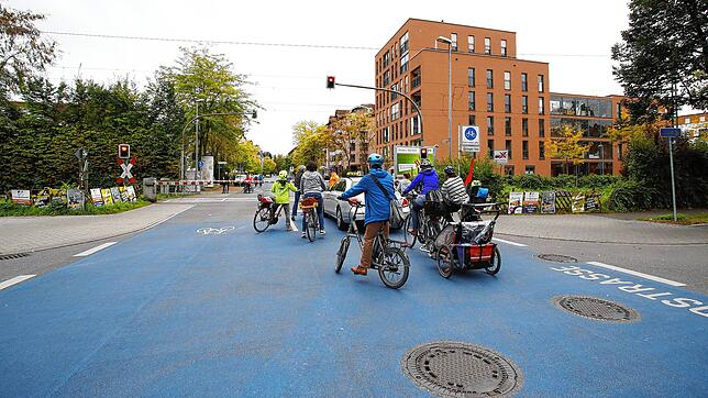 (Archivbild) Genau hier kam es zur Kollision: Ein jüngerer Radfahrer querte die Radstraße von links nach rechts und missachtete dabei ...