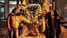 Theo Huber (von links), Jaqueline Heinemanns und Ninella Pisapia verbreiten Weihnachtsstimmung mit Traktoren und vielen Lichtern.