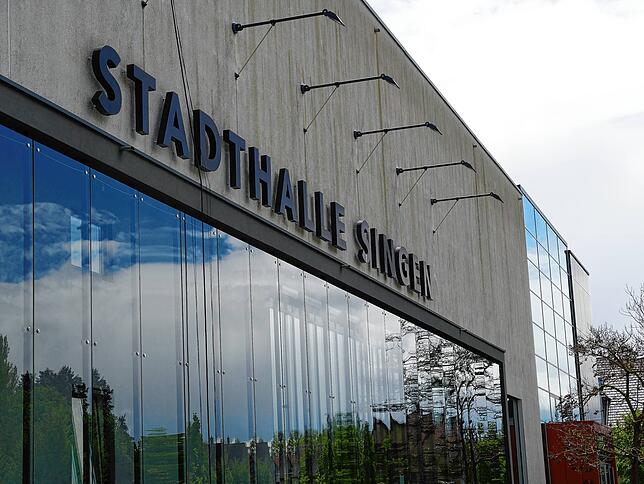 In diesem Gebäude findet der größte Teil der Veranstaltungen statt: die Singener Stadthalle.