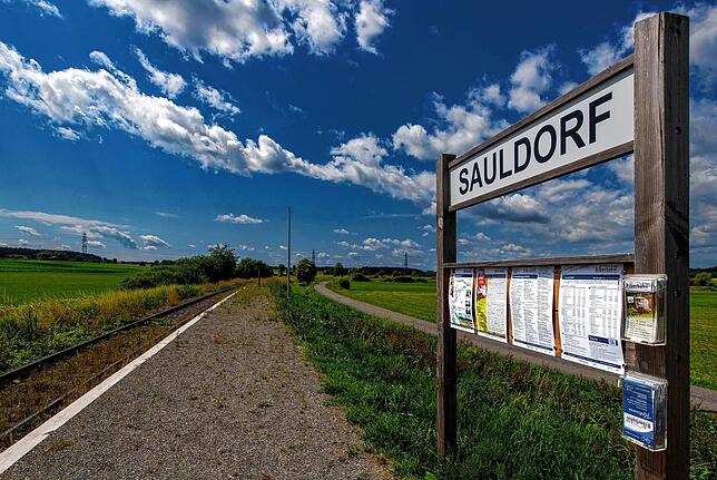 In Sauldorf gibt es einen Haltepunkt der Biberbahn. Damit besteht eine temporäre Bahnverbindung an den Bodensee oder nach Mengen.