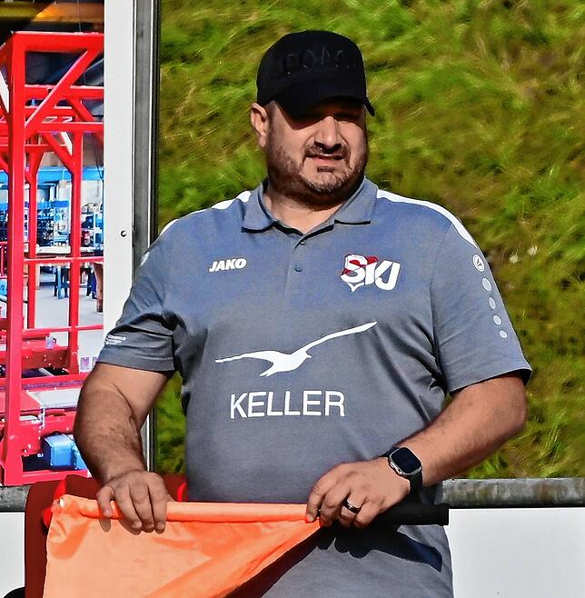 Zwei Herzen in der Brust: Co-Trainer Björn Winter vertrat beim SV Jestetten erstmals den urlaubenden Cheftrainer Salvador Ortiz: ...