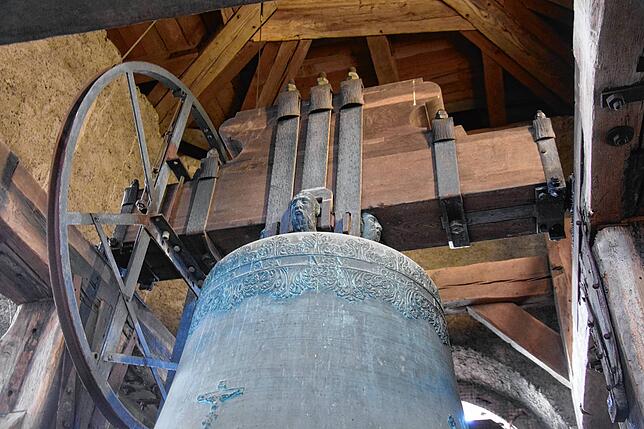 Der imposante Glockenstuhl der Fridolinsglocke mit dem Schwungrad, welches die Glocke an besonderen Tagen in Bewegung setzt.