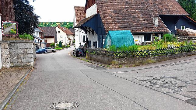 Die Ortsdurchfahrt in Baltersweil nahe Kirche/Pfarrhaus ist ganz schön eng. Tempo 30 soll Verkehrsfluss erleichtern. Foto: Albert Moser