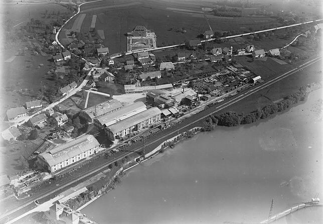 Dieses Luftbild entstand um 1926 und zeigt die Elektro-Nitrum AG. Am oberen Bildrand ist die noch eingerüstete Schule zu erkennen, die ...