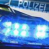 Polizeiautos im Einsatz (Symbolbild). In Lottstetten kam es bei einem Casino zu einem Schusswechsel, bei dem ein Mann mehrere Mal ...