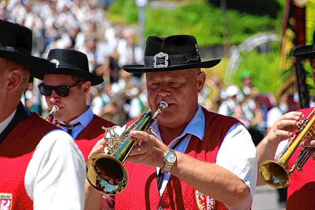 Bild 11: Dorf-Musik-Fest in Menningen mit buntem Programm und toller Stimmung: 850 Jahre Menningen und 125 Jahre Musikkapelle