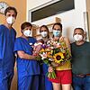 Chefarzt Michael Bohlmann, Hebamme Andrea Hildenbrand und Kreißsaalärztin Sandra Gassner mit den stolzen Eltern Antonietta und Orazio ...