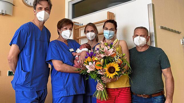 Chefarzt Michael Bohlmann, Hebamme Andrea Hildenbrand und Kreißsaalärztin Sandra Gassner mit den stolzen Eltern Antonietta und Orazio ...