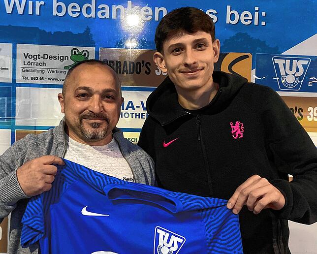 Einer von vier Neuen aus Weil: Bleon Selmani (rechts, mit Sportchef Franco Viteritti) wechselt zum TuS Stetten.