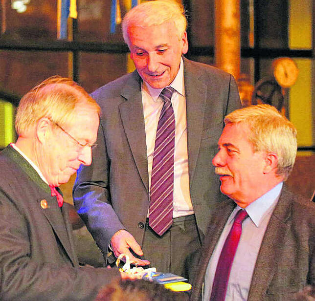 Zum 70. von Seniorchef Hubert Bromberger gratulieren Ernst Zimmermann von der Bürgerstiftung und Bürgermeister Bernhard Kaiser.