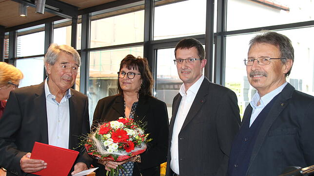 Die Urkunde liegt in der roten Mappe, der Blumenstrauß ist für seine Frau: Heinz Schmitt nimmt den Bürgerpreis der SDP in Empfang, ...
