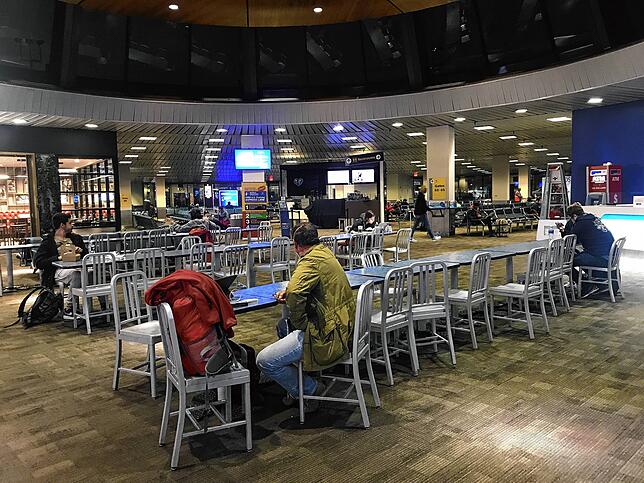 Verwaister Flughafen New York-Newark. Kein Problem für Friedel Gabele (voren) Abstand zu anderen Fluggästen zu halten.