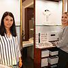 Kerstin Fritz (links) und Inhaberin Sarah Breinlinger haben im Donaueschinger Juweliergeschäft Mardorf seit Montag viel mit Reparaturen ...