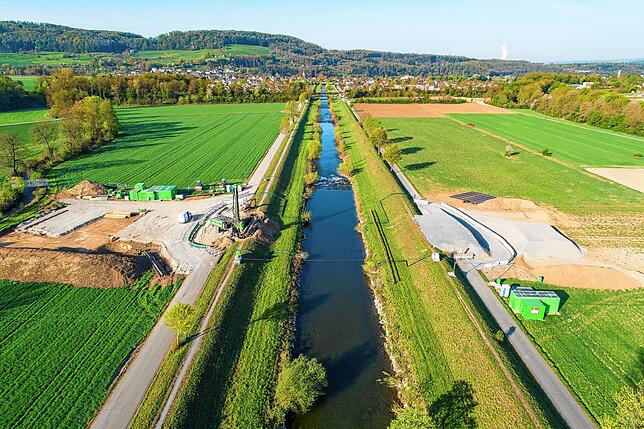 Die Arbeiten an der Wutachbrücke (180 Meter lang, 6-Feldbrücke). Im Bild sind die Gründungsarbeiten für die Pfeiler im Wutachdamm zu sehen.