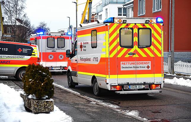 Ein Großaufgebot an Rettungskräften war vor Ort in der Herdstraße, um den Brand zu löschen und mögliche Verletzte zu versorgen.