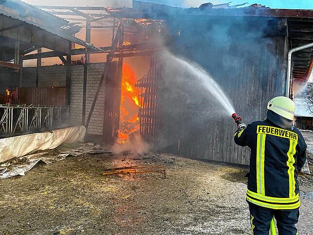 Beim Eintreffen der Feuerwehr am morgen stand das Gebäude in Brand.