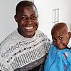 Die Chemozyklen haben gut angeschlagen: Wenn alles weiter so positiv verläuft, kann der fünfjährige Daniel aus Kameruun &ndash; hier mit ...