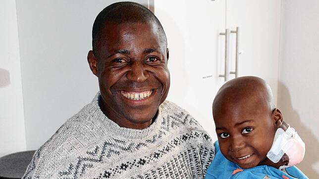 Die Chemozyklen haben gut angeschlagen: Wenn alles weiter so positiv verläuft, kann der fünfjährige Daniel aus Kameruun &ndash; hier mit ...