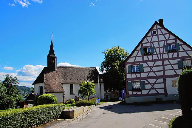 Die St. Mauritiuskapelle und das Hermann-Hesse-Museum befinden sich direkt nebeneinander.