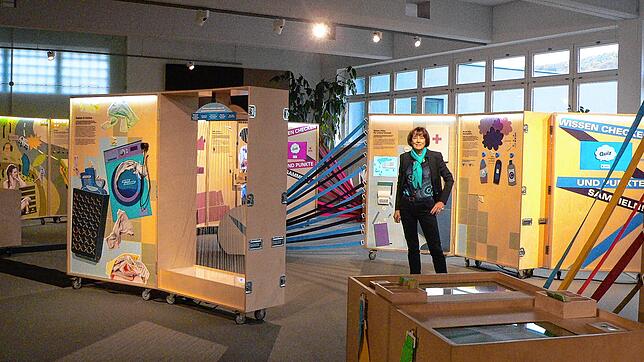 Ein Blick auf die interaktiven Lernstationen der Ausstellung &bdquo;Planet Gesundheit&ldquo;. Im Bild Adelheid Kummle vom Vorstand der ...
