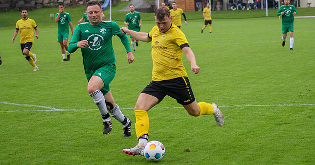 Matchwinner: Edwin Krol (vorn auf dem Archivfoto, gegen den Rheintaler Yannick Maier) traf im Derby bei der Spvgg. Wutöschingen doppelt ...