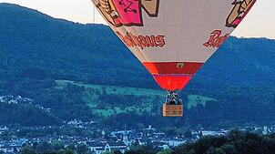 Den Sonnenaufgang erlebten vier Passagiere beim Tag der offenen Tür des Flugplatzes Dinkelberg in der Luft. Mit dem Ballon starteten sie ...