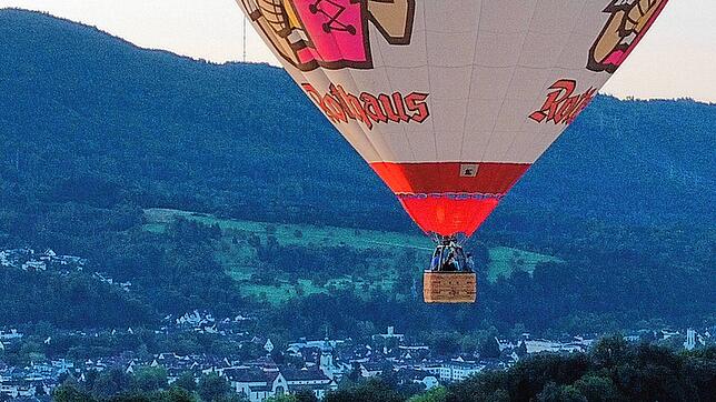 Den Sonnenaufgang erlebten vier Passagiere beim Tag der offenen Tür des Flugplatzes Dinkelberg in der Luft. Mit dem Ballon starteten sie ...