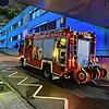Die Feuerwehr auf Einsatz im Singener Krankenhaus – im Hintergrund ist das blaue Haus im Nordosten des Klinikgeländes zu sehen.