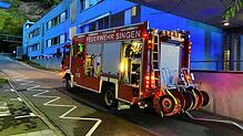 Die Feuerwehr auf Einsatz im Singener Krankenhaus – im Hintergrund ist das blaue Haus im Nordosten des Klinikgeländes zu sehen.