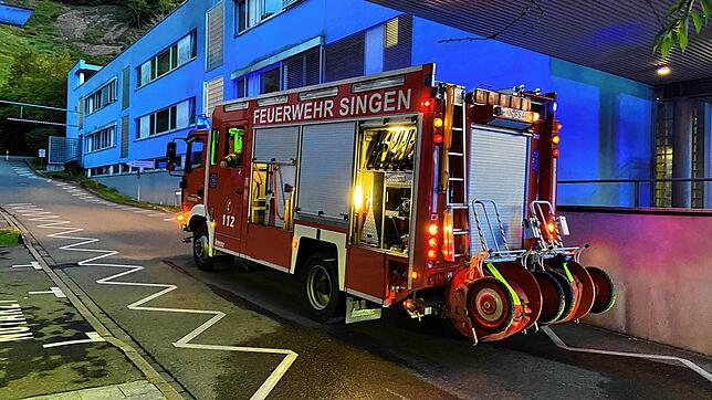 Die Feuerwehr auf Einsatz im Singener Krankenhaus – im Hintergrund ist das blaue Haus im Nordosten des Klinikgeländes zu sehen.