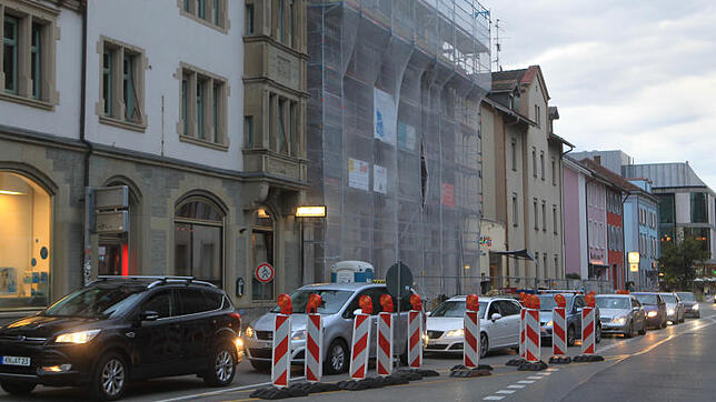 Es bleibt vorerst eng an der Engstelle auf der Bodanstraße vor der Kreuzung zur Oberen Laube: Besonders an Samstagen kommen Autos und ...
