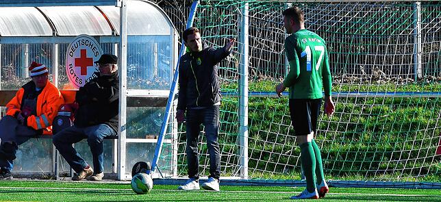 Anweisung: Die Chemie zwischen Trainer Musa Musliu und den Spielern, hier Phil Seiler, stimmt beim SV Herten.