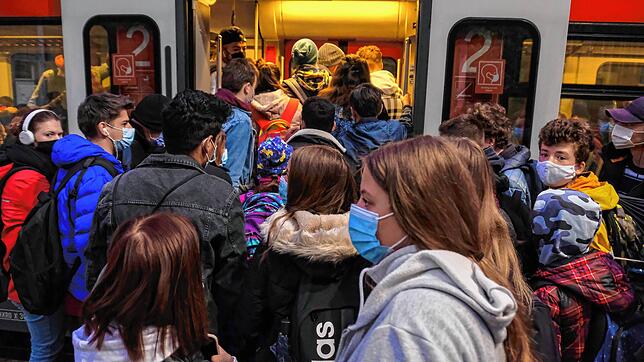 Damit es künftig im Schülerverkehr nicht mehr zu solchen chaotischen Szenen kommt, haben sich das Verkehrsministeirum in Stuttgart und ...