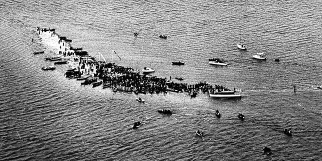 Auf der kleine Insel Straßenrain feiern Reichenauer 1972 ein Volksfest.